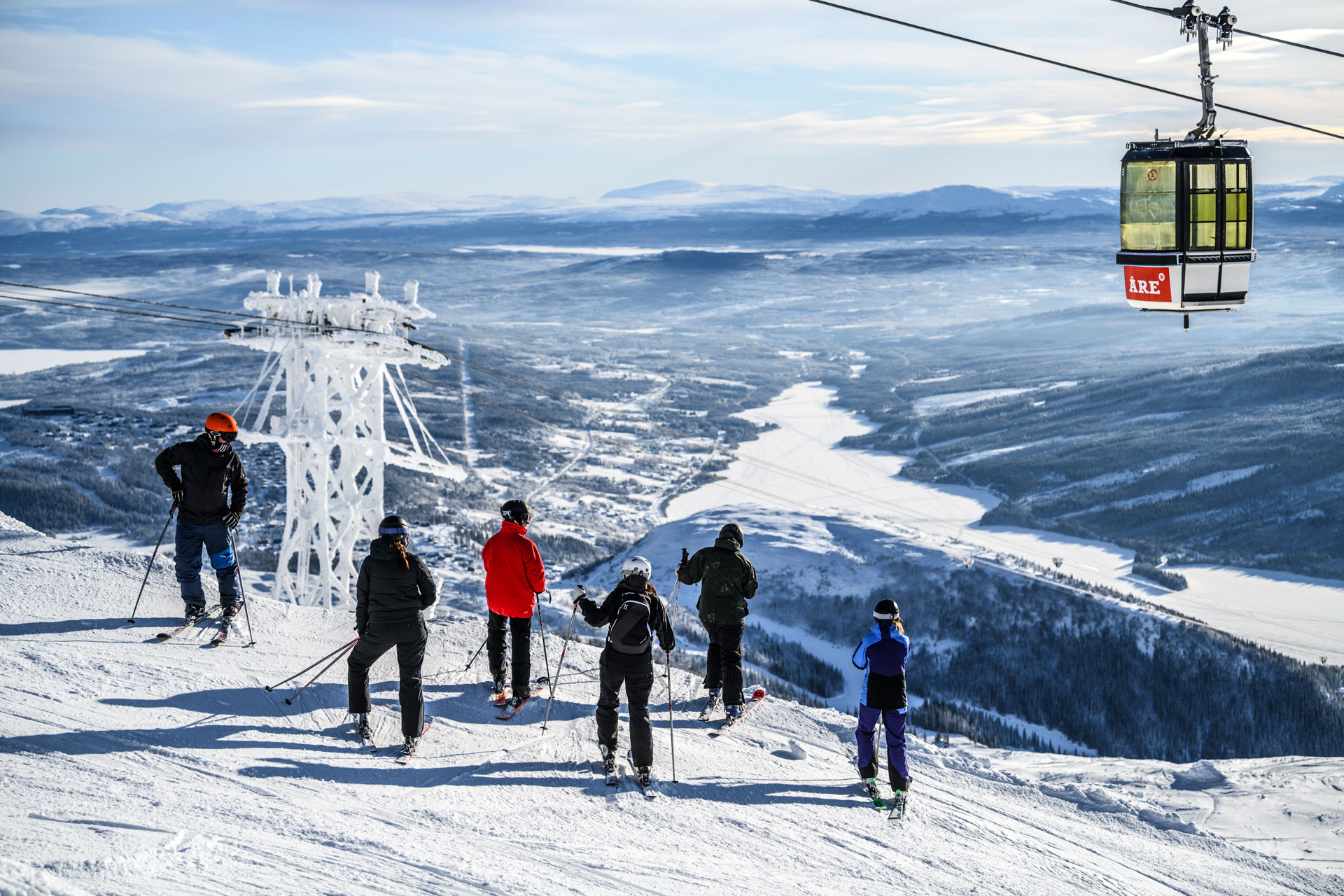 Personal åker skidor tillsammans i Åre